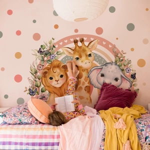 Detail von Cartoon-Löwen und Giraffen Wandaufklebern im gemütlichen Kinderzimmer