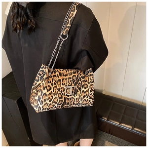 Dettaglio borsa leopardata con fibbia a T in metallo argento e tracolla a catena