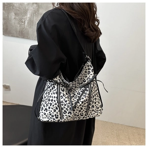 Grand sac cabas léopard pour femme porté par un mannequin dans un cadre élégant
