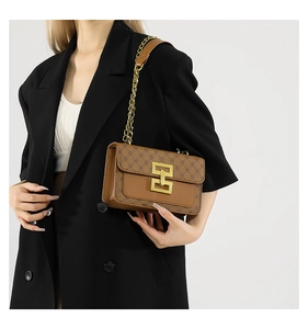 Détail du sac bandoulière vintage en cuir monogrammé avec fermoir en métal doré et chaîne