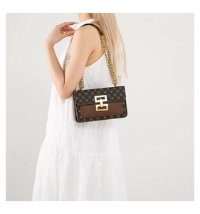Détail du sac à bandoulière vintage à imprimé fleuri avec chaîne dorée et fermoir en métal H