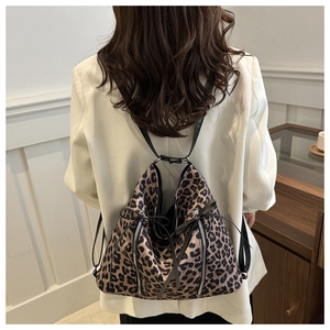 Vue détaillée du sac à dos tendance à imprimé léopard avec cordon sur le dos d'un modèle