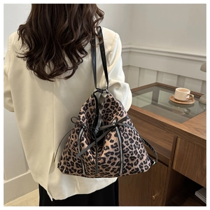 Dettaglio della borsa tote leopardata con cerniera laterale in metallo e nodo in pelle nera