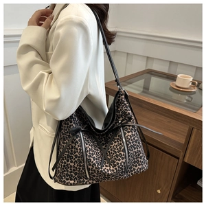 Détail du sac cabas vintage léopard avec zips verticaux et texture en toile souple