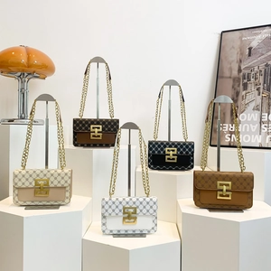 Sacs à bandoulière rétro monogrammés en cinq couleurs sur une plateforme moderne
