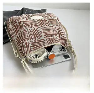 Vue de dessus du sac tissé montrant l'espace pour tablette et accessoires