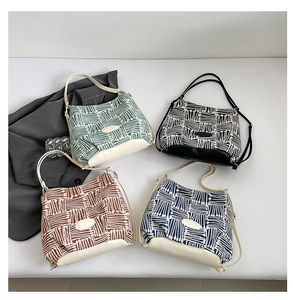 Vue de dessus de quatre sacs sous les bras à motifs en vert, noir, marron et bleu