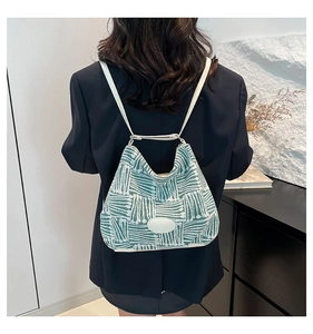 Vue détaillée d'un sac cabas tissé avec motifs géométriques verts porté par un mannequin