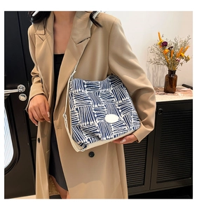 Détail du sac cabas minimaliste avec motif géométrique bleu et fine bandoulière blanche