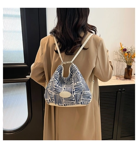 Détail du sac cabas en toile géométrique avec structure triangulaire et bretelles en cuir