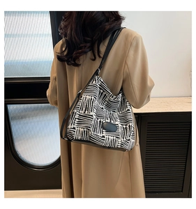 Détail du grand sac cabas rayé noir et blanc montrant la texture et la bandoulière