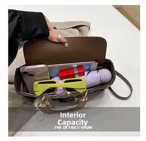 Vue intérieure détaillée d'un sac porté épaule vintage avec une grande capacité de rangement