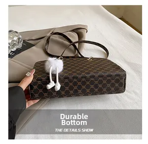 Détail de la base résistante à l'usure et du motif monogramme rétro du sac à main