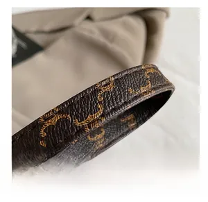 Gros plan détaillé de la bandoulière en cuir monogramme vintage marron foncé avec coutures