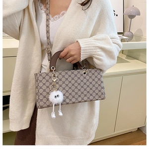 Sac bandoulière marron à monogramme avec accessoire peluche blanc en détail