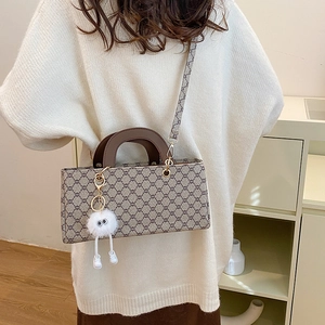 Sac à main rétro en toile avec imprimé écossais et breloque peluche sur pull blanc
