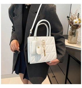 Borsa a tracolla bianca trapuntata con ciondoli dorati, nappine e mini portamonete