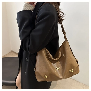 Borsa tote marrone in pelle PU a pieghe con ciondoli a farfalla dorati e manici