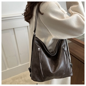 Gros plan d'un grand sac fourre-tout marron foncé vintage avec fermetures éclair