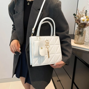 Borsa a tracolla trapuntata bianca con pendente G dorato e mini pochette donna