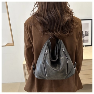 Borsa tote retrò in pelle PU grigio scuro con zip verticali indossata come uno zaino