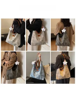 Détail d'un grand sac fourre-tout à motif marbré avec accessoire en peluche étoile