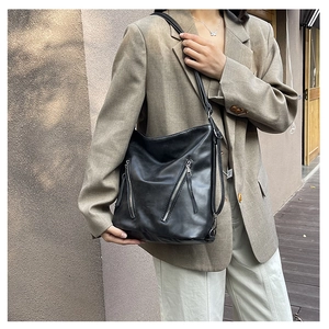 Détail du sac cabas vintage avec deux fermetures éclair et bandoulière réglable