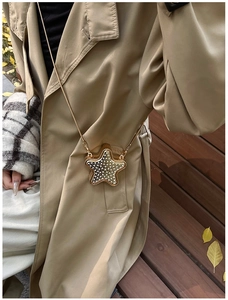 Détail du mini sac bandoulière en forme d'étoile avec strass étincelants et chaîne