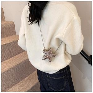 Piccola borsa a tracolla a stella con perle bianche e catena metallica da donna