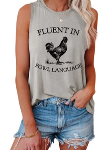Détail d'un débardeur gris en coton avec imprimé de coq et citation humoristique