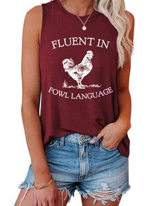 Détail du débardeur bordeaux avec imprimé coq blanc et texte Fluent in Fowl Language