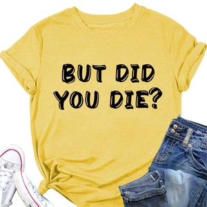 T-shirt in cotone giallo 'BUT DID YOU DIE?' con jeans blu e scarpe di tela bianche
