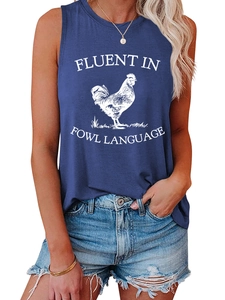 Détail du débardeur bleu marine sans manches avec imprimé coq blanc et texte humoristique
