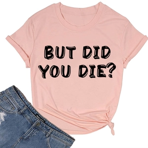 Maglietta in cotone rosa con scritta nera e pantaloncini di jeans in stile flat lay