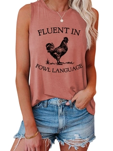 Détail du débardeur rouge brique avec motif coq et texte drôle porté sur un short denim