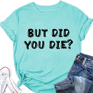 Dettaglio della t-shirt verde menta con scritte nere dello slogan 'BUT DID YOU DIE?'