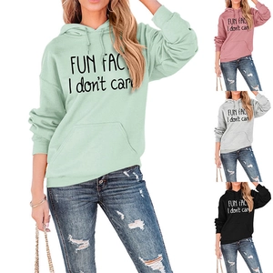 Détail de l'imprimé Fun Fact I Don't Care sur sweat à capuche femme avec poche kangourou