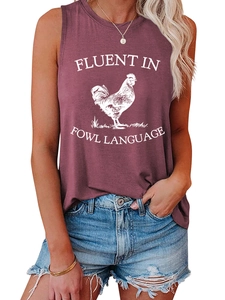 Détail de l'imprimé coq et du texte Fluent in Fowl Language sur débardeur bordeaux