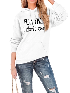 Détail du sweat à capuche blanc avec slogan FUN FACT I don't care et poche kangourou