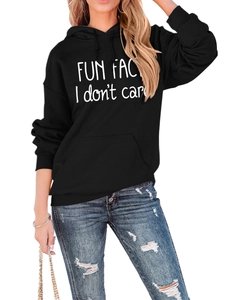 Détail du texte imprimé blanc Fun Fact I don't care sur le sweat à capuche noir