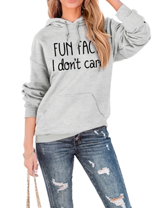Détail du sweat à capuche gris avec slogan Fun Fact I Don't Care et poche kangourou