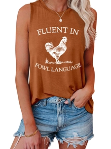Détail du débardeur caramel avec motif de coq et imprimé Fluent in Fowl Language