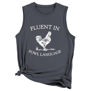 Détail du débardeur gris avec slogan Fluent in Fowl Language et imprimé de coq