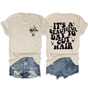 Détail du t-shirt couleur avoine avec imprimé au dos et short en jean bleu à effet déchiré