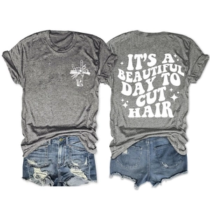 Détail du t-shirt en coton avec texte artistique et short en jean pour un look d'été décontracté