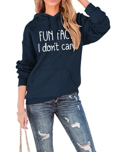 Détail du sweat à capuche bleu marine avec imprimé blanc FUN FACT I don't care graphique