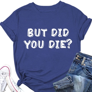 Maglietta blu reale con stampa BUT DID YOU DIE e jeans strappati in esposizione piana