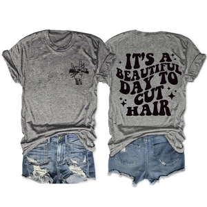 Détail du t-shirt gris chiné avec l'imprimé 'IT'S A BEAUTIFUL DAY TO CUT HAIR' au dos