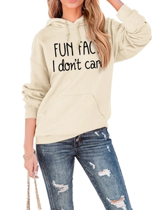 Détail du slogan Fun Fact I Don't Care sur sweat à capuche crème oversize avec poche kangourou