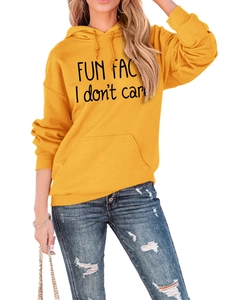 Détail du sweat à capuche jaune Fun Fact I Don't Care avec texte noir et poche avant